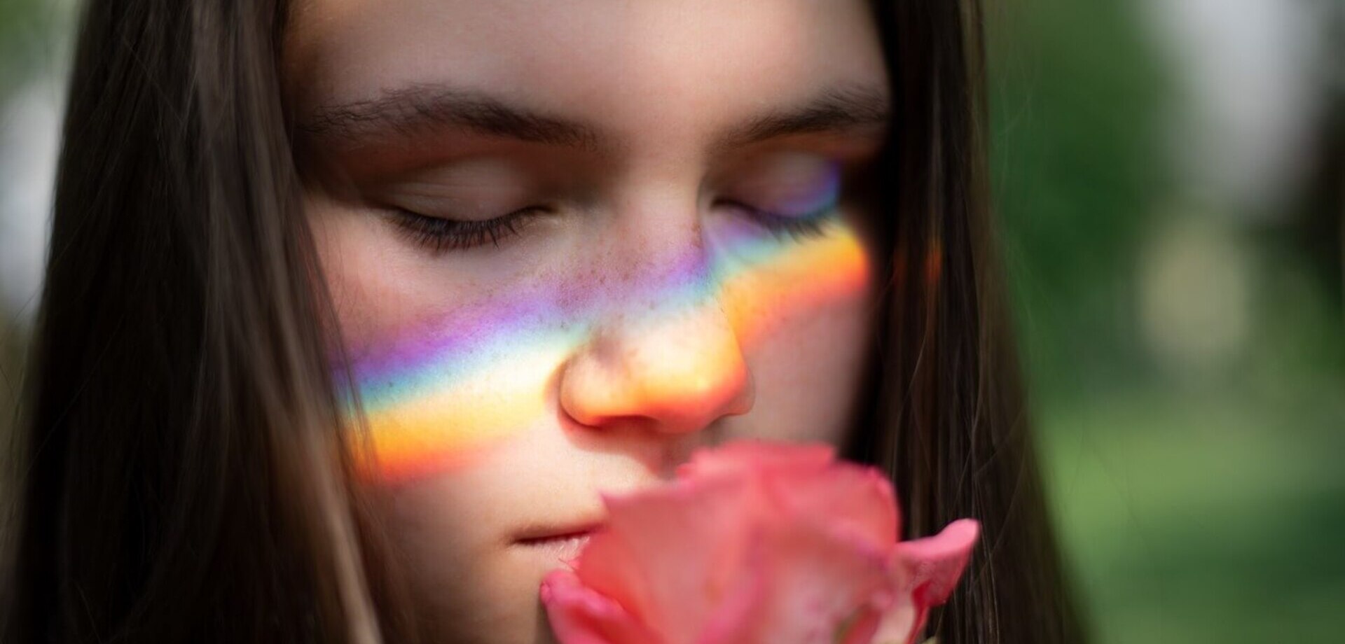 Junge Frau riecht an Rose
