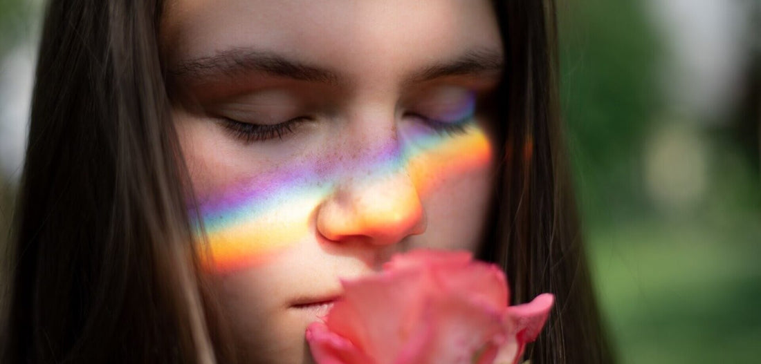 Junge Frau riecht an Rose