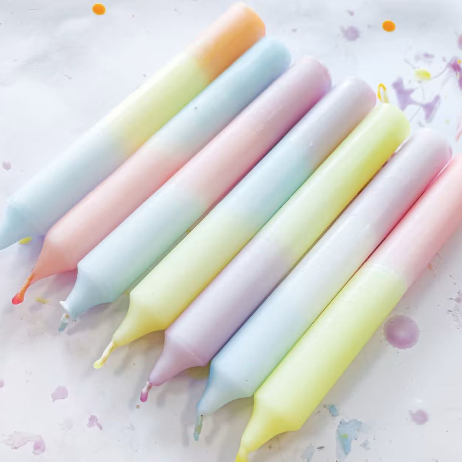 Selbstgemachte bunte Stabkerzen